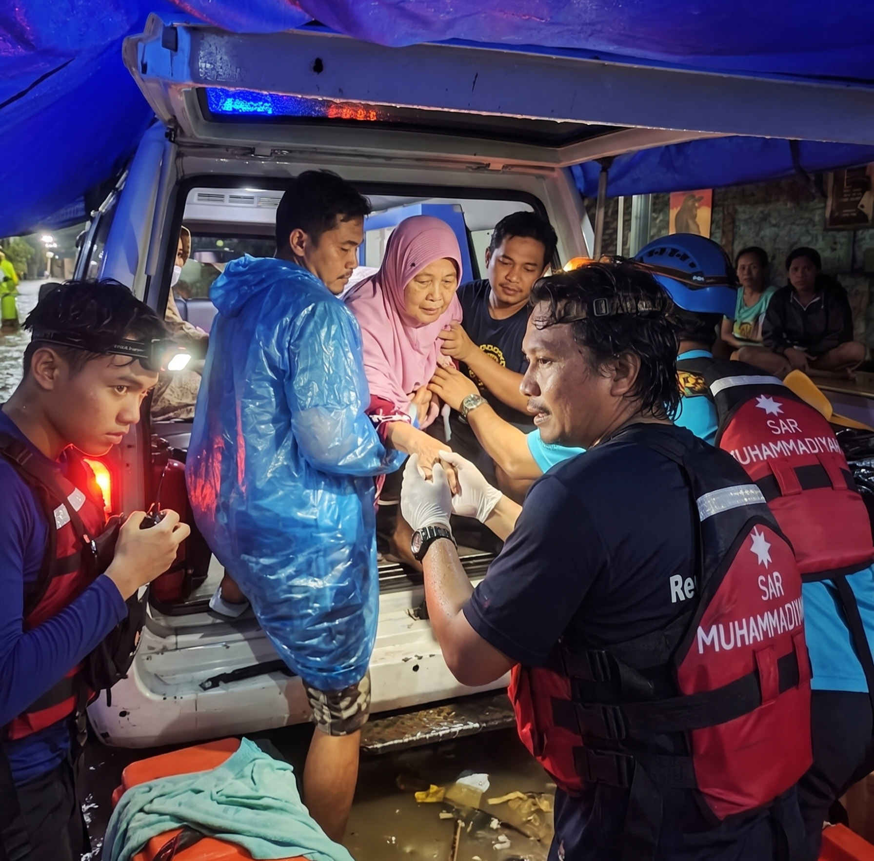 Di Tengah Derasnya Banjir Solo Raya, Relawan Muhammadiyah Menjadi "Tali Penyelamat" bagi Warga Rentan